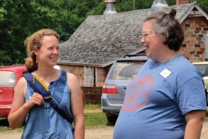 Caite Palmer talks with Maren and Tom Beard at 2019 Palmer field day