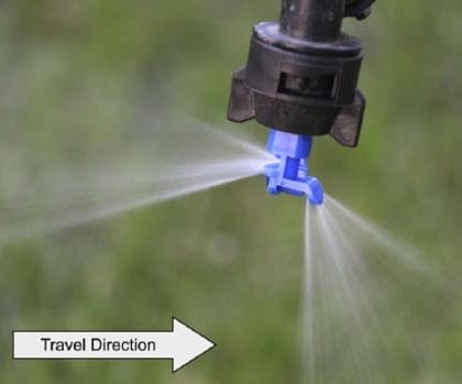 Nozzle spray in two directions for FHB